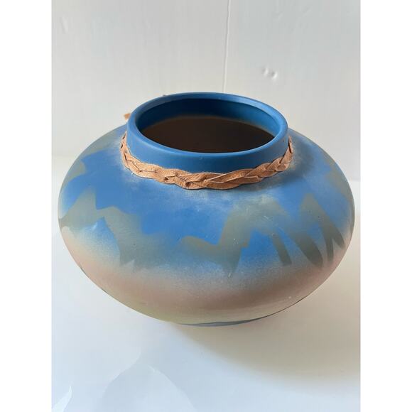 Air Brushed Southwestern Native American Pottery Bear Vase - Picture 10 of 13